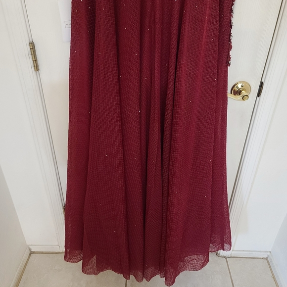 Mac Duggal | Floral Applique A-line Evening Gown in Burgundy Style 11152 Size 12 - Picture 12 of 15